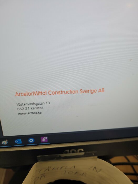 Bild på datorskärm visar text "ArcelorMittal Construction Sverige AB" med adress och webbsida.