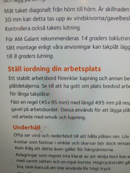 Närbild på text på skärm, svenska instruktioner, rubrik "Ställ ordning din arbetsplats", något om underhåll.