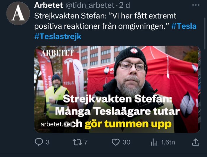 Man i mössa, glasögon framför strejkbannrar, hashtag #Tesla. Text om positiva reaktioner.