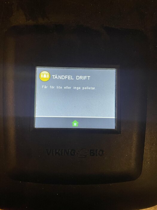 Display med text "TÄNDFEL DRIFT Får för lite eller inga pellets", varningsikon, märke VIKING BIO.