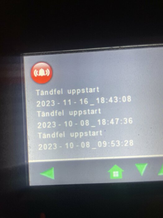 Skärmdump av logg, tekniskt felmeddelande, datum och tider, röd varningssymbol, gröna pilar, Svenska språket.