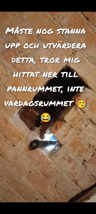 Ett hål i tegelvägg; text skämtsamt om misstag med emojis. Något har trillat igenom. Humoristisk situation.