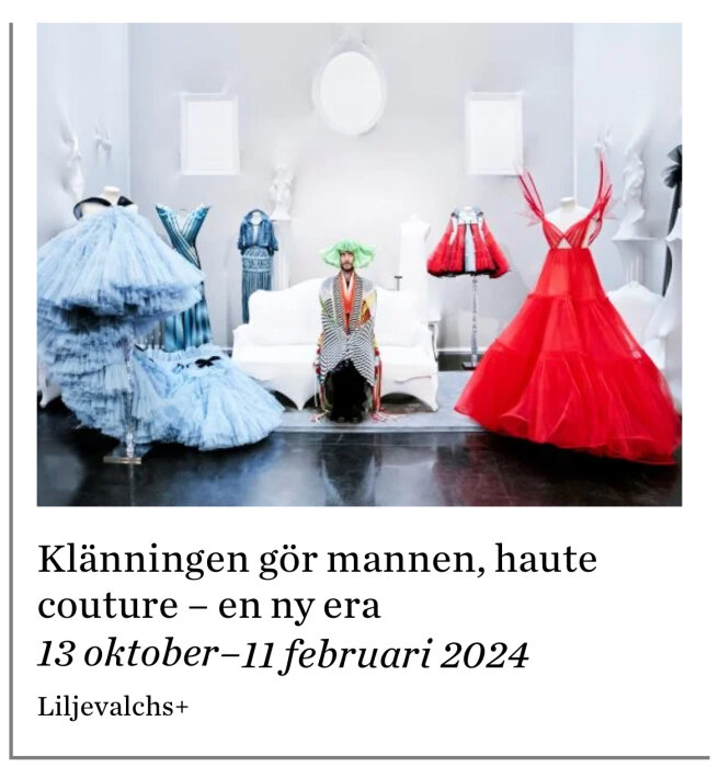 Modell i eklektisk outfit omgiven av extravaganta klänningar i ljus, konstnärlig uppsättning.