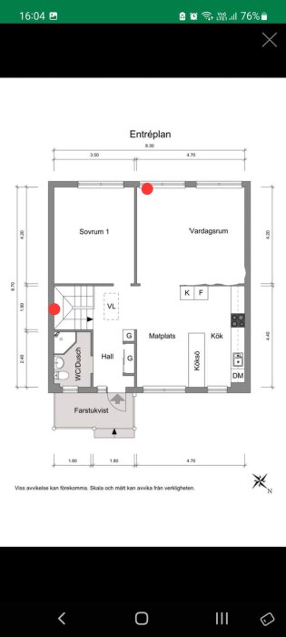 Ritning av lägenhet med vardagsrum, sovrum, kök, matplats, hall, badrum och farstukvist. Mått anges.