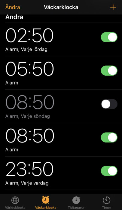 Skärmdump av alarmapp med flera inställda alarm, vissa aktiva, på en smartphone.
