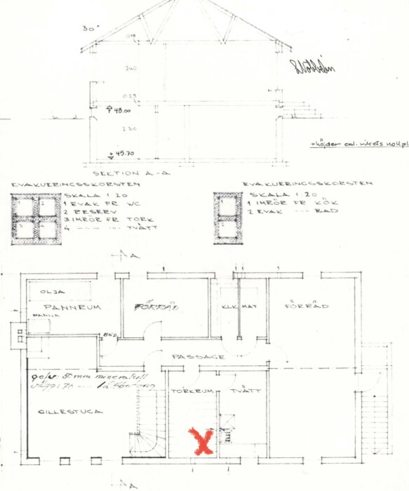 Arkitektonisk ritning av ett hus, inkluderar planlösning och sektion, handskrivna noteringar, måttskala 1:20.