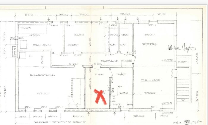 Arkitektonisk ritning av husplan, markerad med rött kryss, dimensioner och rum beteckningar, handskrivna noter.