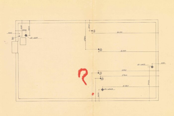 Arkitektonisk planritning, svagt gulnat papper, röd frågetecken-stämpel, linjer, måttangivelser, inga möbler.