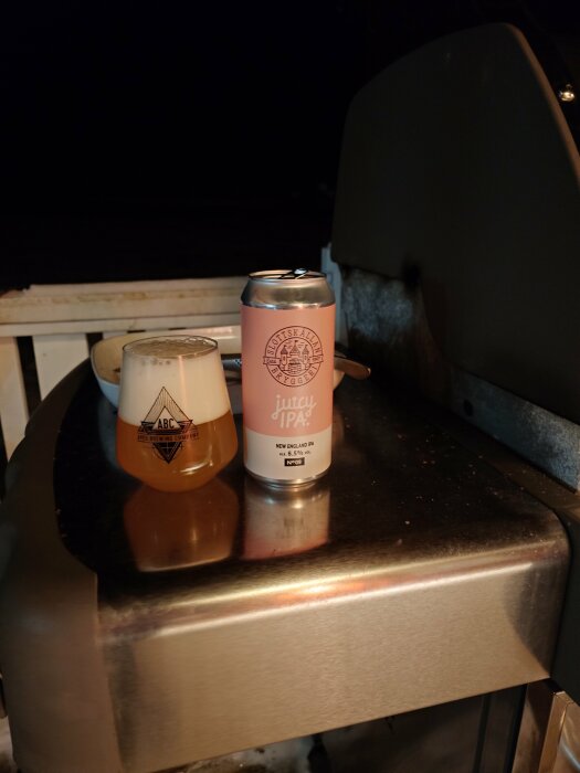 Ölburk och glas på grill, mörkt ute, Juicy IPA, avslappnad stämning.