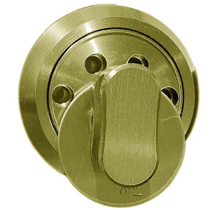Ett guldtonat dörrhandtag med låscylinder, klassisk design, säkerhetshardware för dörrar.