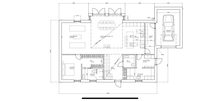 Arkitektonisk ritning av en våningsplanslayout, inkluderar kök, vardagsrum, garage, sovrum och badrum.