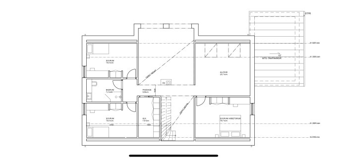 Arkitektritning av en våningsplan, innehåller sovrum, badrum, allrum, mätningar och möbleringsförslag.