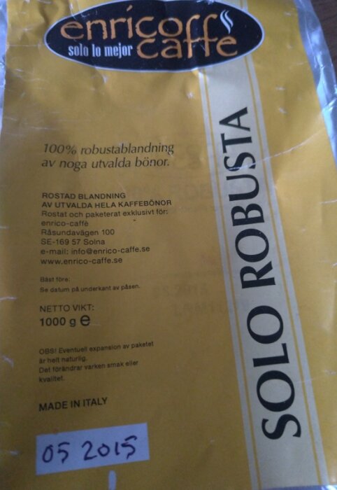 Förpackning för enricoffe, Robusta kaffebönor, 1000g, bäst före-stämpel "05 2015", Made in Italy.