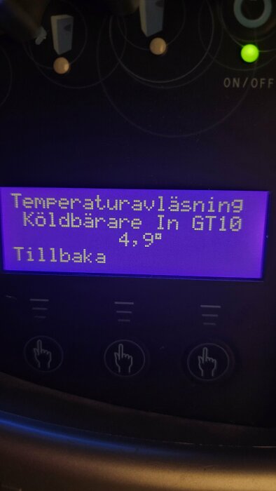 Digital display visar temperaturväljning, kylvätsketemperatur 4,9°C, knappar för användarinteraktion, blått sken underläge.