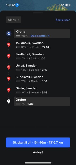 Skärmdump av navigationsapp visar ruttplanering i Sverige med tidsuppskattningar och batteristatus för elbil.