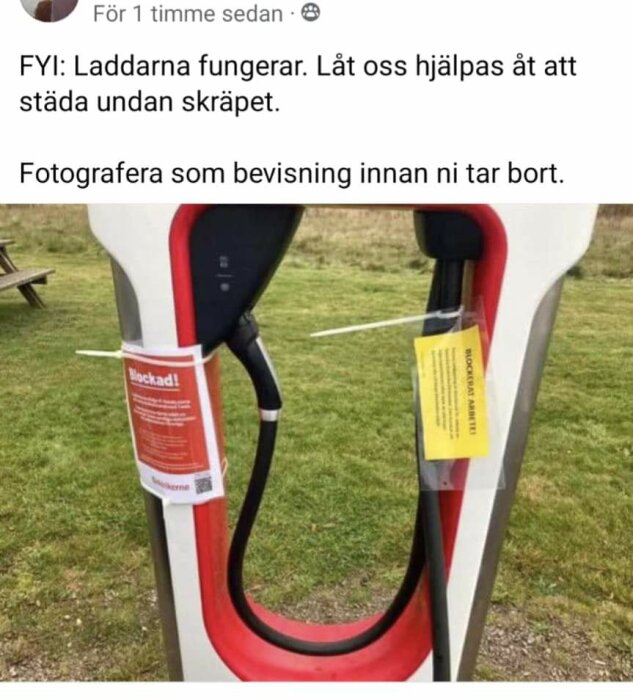 Elbilsladdstation med skyltar som meddelar att den fungerar och uppmanar till rensning och fotodokumentation.