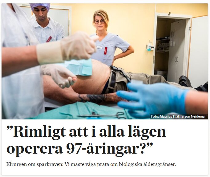 Sjukvårdspersonal i operationssal, medicinsk ingrepp, äldre patient, diskussion om åldersgränser för operation.