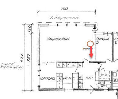 Arkitektonisk ritning av en lägenhetsplan med mått, rumsetiketter och en markerad braskamin.