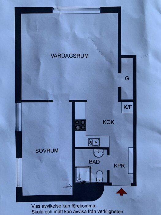 Planritning av en lägenhet med vardagsrum, sovrum, kök, badrum och klädkammare.