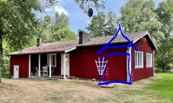 Ett rött hus med vita knutar och en veranda, teckning överlagrar en del av bilden.