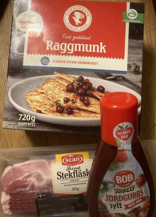 Förpackningar med svensk mat: raggmunk, stekfläsk, jordgubbssylt. Deep-fry ready. Classic Swedish cuisine.