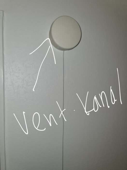 Vägg, cirkulär ventilkåpa, handritad pil, text "Vent . Kanal". Simple och informativ markering.