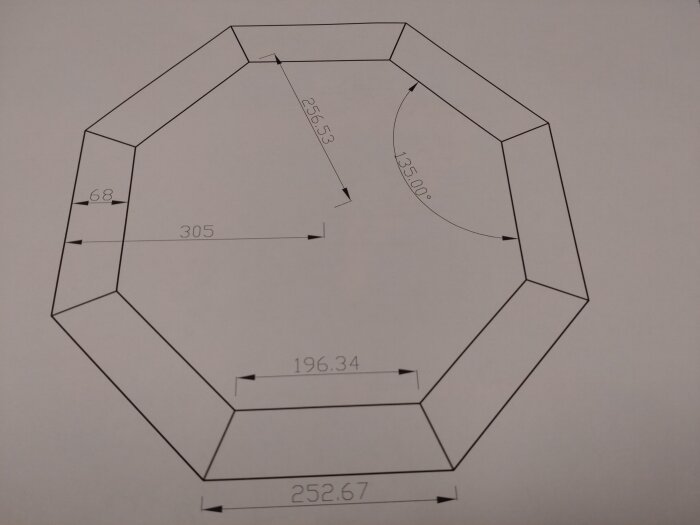 En skiss av en oktagon med dimensioner och vinklar angivna i millimeter och grader.