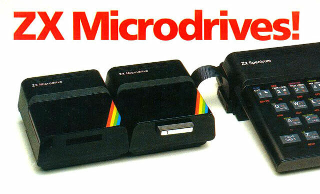 Två ZX Microdrive-enheter bredvid en ZX Spectrum-dator, vintage datorteknik, reklamtext ovanpå.