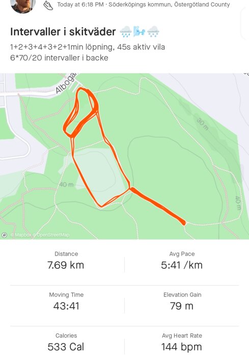 Löpaktivitet spårad av app visar sträcka, tid, hastighet och hjärtfrekvens. Intervallträning i backe med väderikoner.