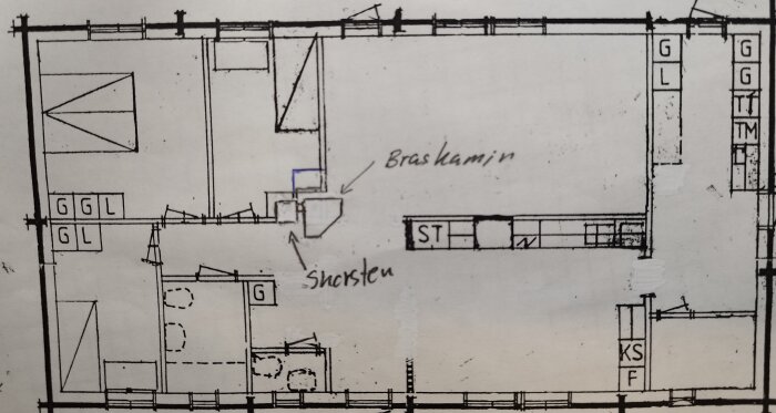 Arkitektonisk ritning av en våningsplan med markeringar, möbler och text som anger "Braskamin" och "Skorsten".