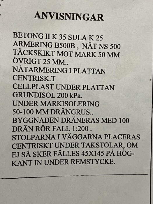 Text med instruktioner för byggmaterial och installation. Svenska språket, innefattar betongspecifikationer och armeringsanvisningar.