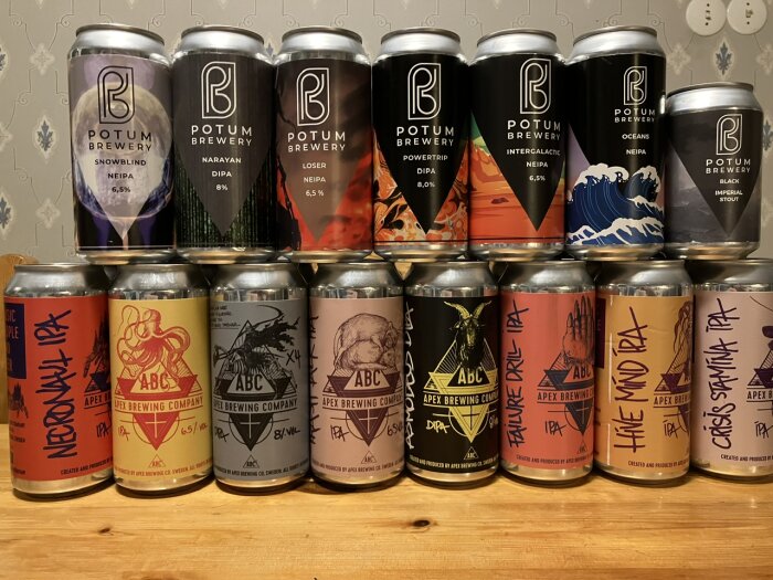 Två rader med färgglada ölburkar från Potum Brewery och Apex Brewing Company.