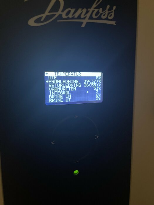 LCD-display visar temperaturdata, Danfoss logotyp, kontrollpanel, grönt lysande indikatorljus, mörk bakgrund.