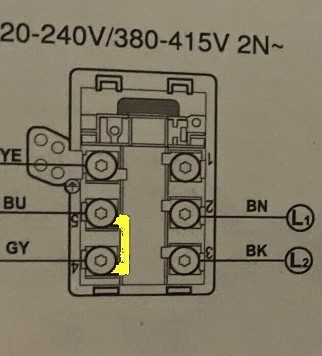 Eltekniskt schematiskt diagram; strömförsörjning, anslutningar, tekniska specifikationer, förmodligen för en kontaktor eller relä.