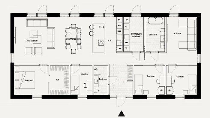 Svartvit ritning av en våningsplanslayout med möbler, rumsetiketter och installationssymboler.