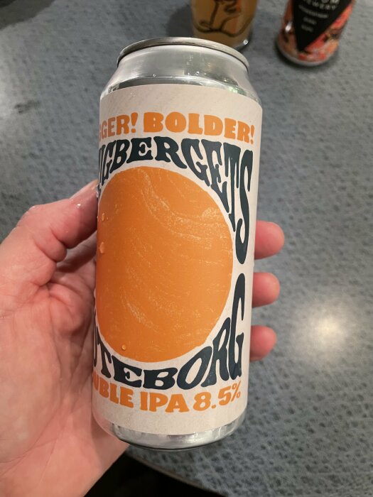 Hand håller en burk med IPA-öl märkt "Gothenburg", alkoholhalt 8.5%, orange design.
