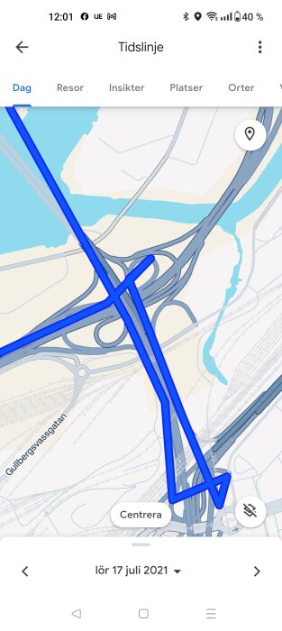 Skärmdump av en mobil, kartappens tidslinje med resvägar markerade i blått, motorvägsknutpunkt, flod.