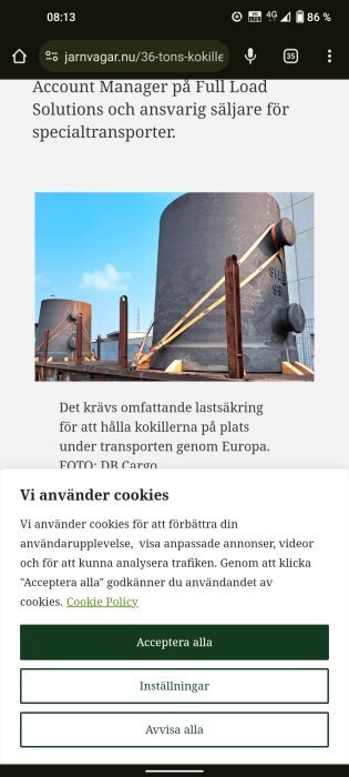 Stora kollik på flak, säkrade med remmar, transport, blå himmel, industriell utrustning, trästöd, säkerhetsåtgärder.