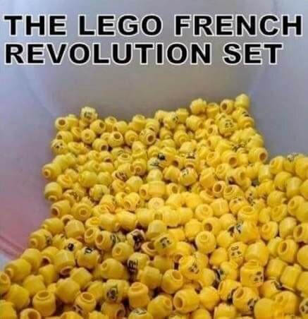 En hög med avhuvudade LEGO-minifigurhuvuden, skämtsamt kallad "The LEGO French Revolution Set". Humoristisk, mörk historiaanalogi.