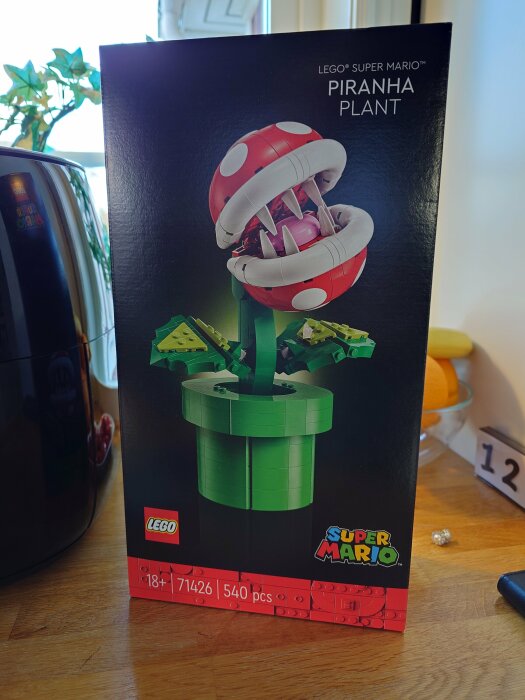LEGO Super Mario, Piranha Plant set, förpackning, vuxenmålgrupp, 540 bitar, inomhus, bakgrundsartiklar synliga.
