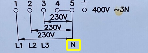 Elektriskt schemasymbol för trefasanslutning 230/400V, tre linjer, en nolla och kraftdrift.