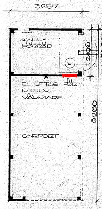 Svartvit ritning av planlösning, inkluderar mått, carport, och el-uttag, markerad med röd pil.