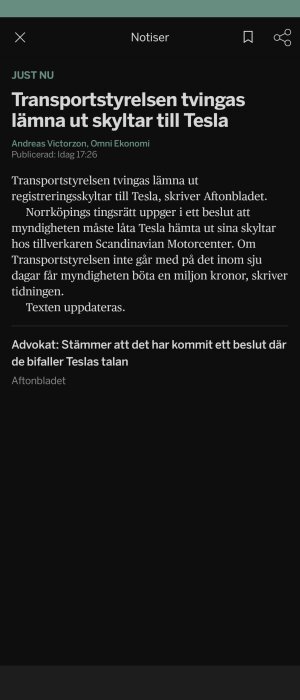 Skärmbild av en nyhetsartikel: Transportstyrelsen beordrad lämna registreringsskyltar till Tesla, riskerar böter.