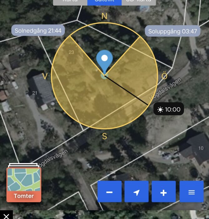 Satellitbild på en fastighet med solens position och tid för soluppgång, solnedgång noterade.