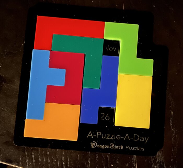 Färgglatt kvadratiskt pussel, "A-Puzzle-A-Day" kalender, 26 november, geometriska former.
