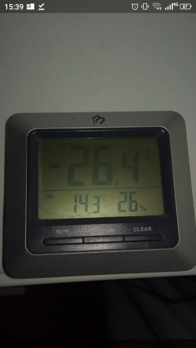 Digital termometer och hygrometer som visar inomhus- och utomhustemperatur samt luftfuktighet.