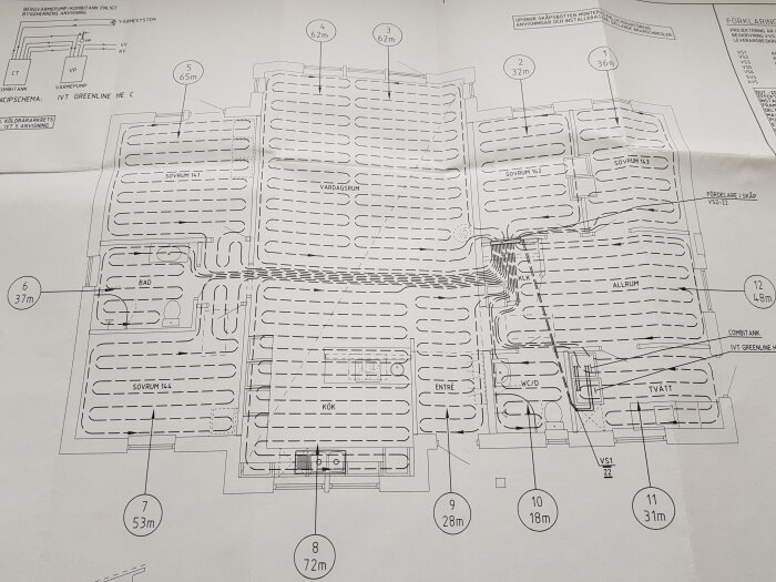 Teknisk ritning, golvvärmesystem layout, flera rum, benämningar och måttangivelser, installationsguide.