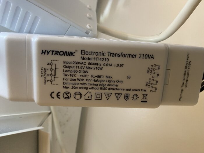 Elektronisk transformator, Hytronik, 210VA, dimbar, för 12V halogenlampor, tekniska specifikationer och säkerhetsmärkningar.