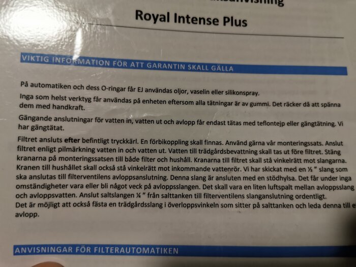 Instruktioner på svenska för installation av ett filter med viktiga monteringsanvisningar och förvarningsinformation.