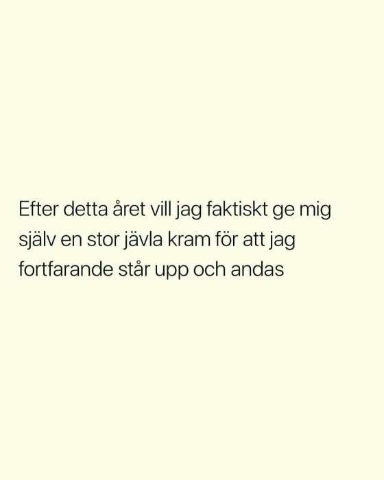 Svart text på vit bakgrund som uttrycker viljan att krama sig själv efter ett utmanande år.